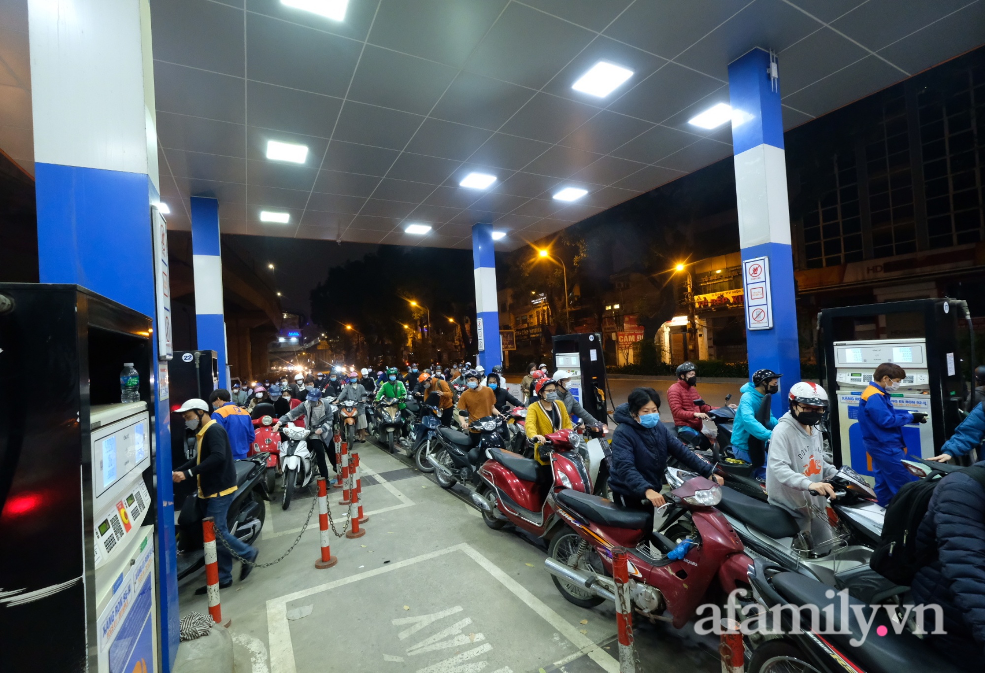 Nửa đêm các cây xăng tại Hà Nội vẫn đông nghẹt người xếp hàng 