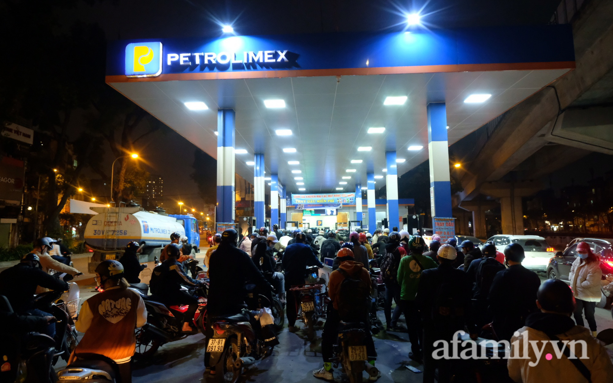 Cảnh tượng chưa từng thấy ở Hà Nội: Nửa đêm vẫn nườm nượp đi đổ xăng trước thông tin tăng giá