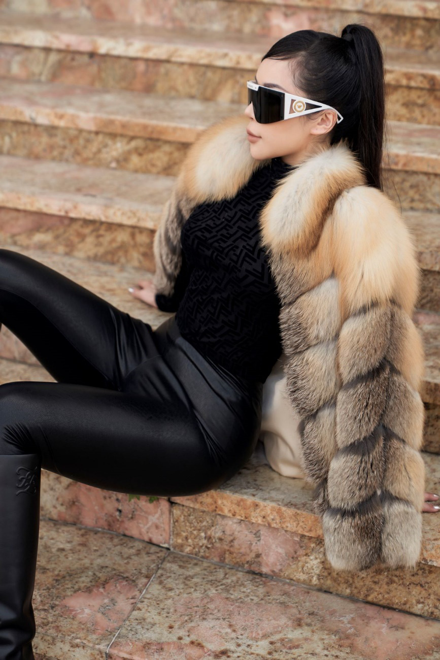 Làm mới street style với áo khoác lông đầy sang trọng và gợi cảm - Ảnh 2.