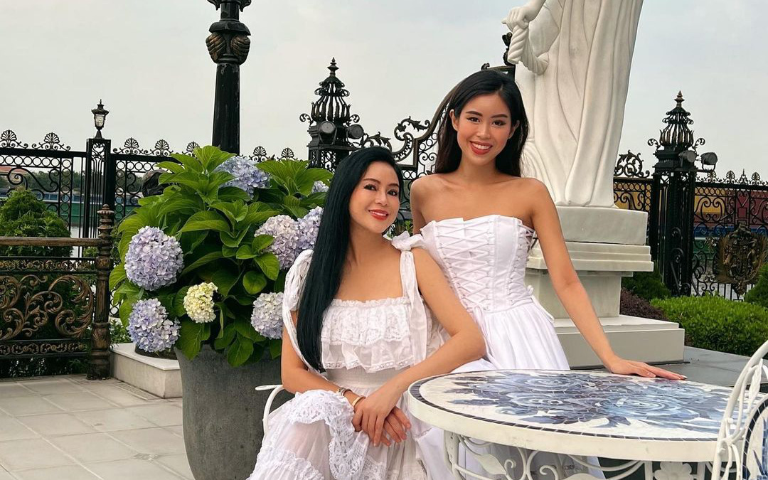 Tiên Nguyễn cùng mẹ lên đồ ăn mừng sinh nhật, 2 thế hệ nhưng trông như chị em 
