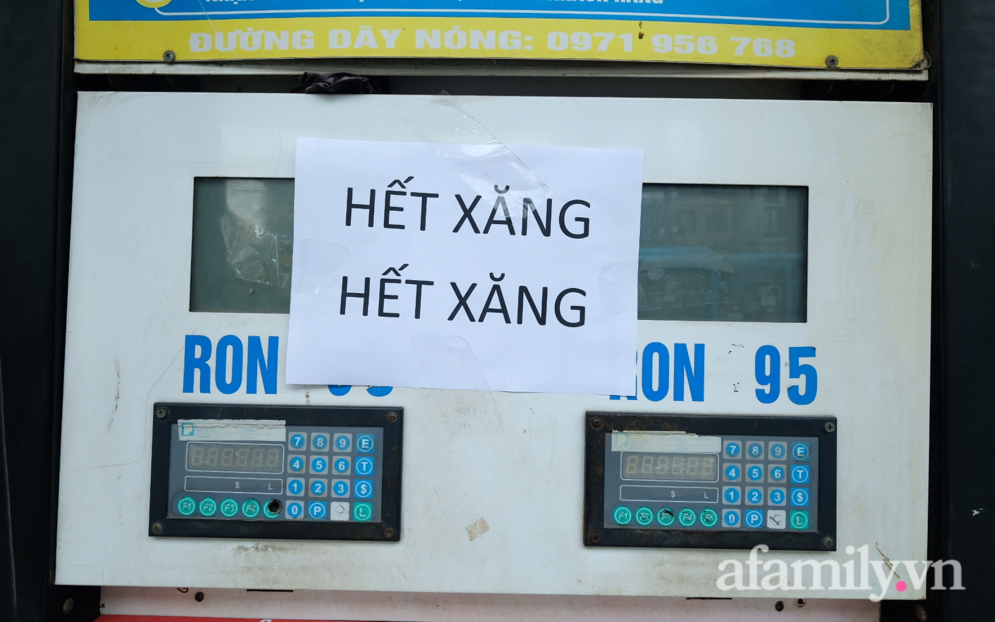Trước giờ điều chỉnh giá, nhiều cây xăng ở Hà Nội bất ngờ 