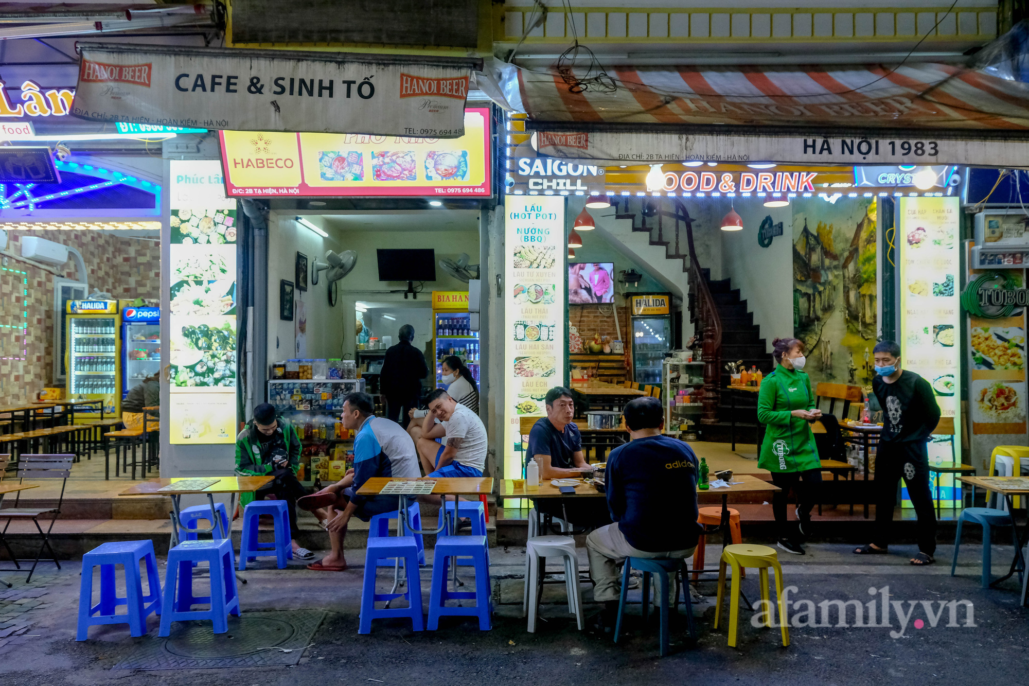 Hàng quán đóng cửa lúc 21h: Chủ quán ngồi chơi xơi nước cả tối, khách hụt hẫng ra về không biết đi đâu - Ảnh 3.