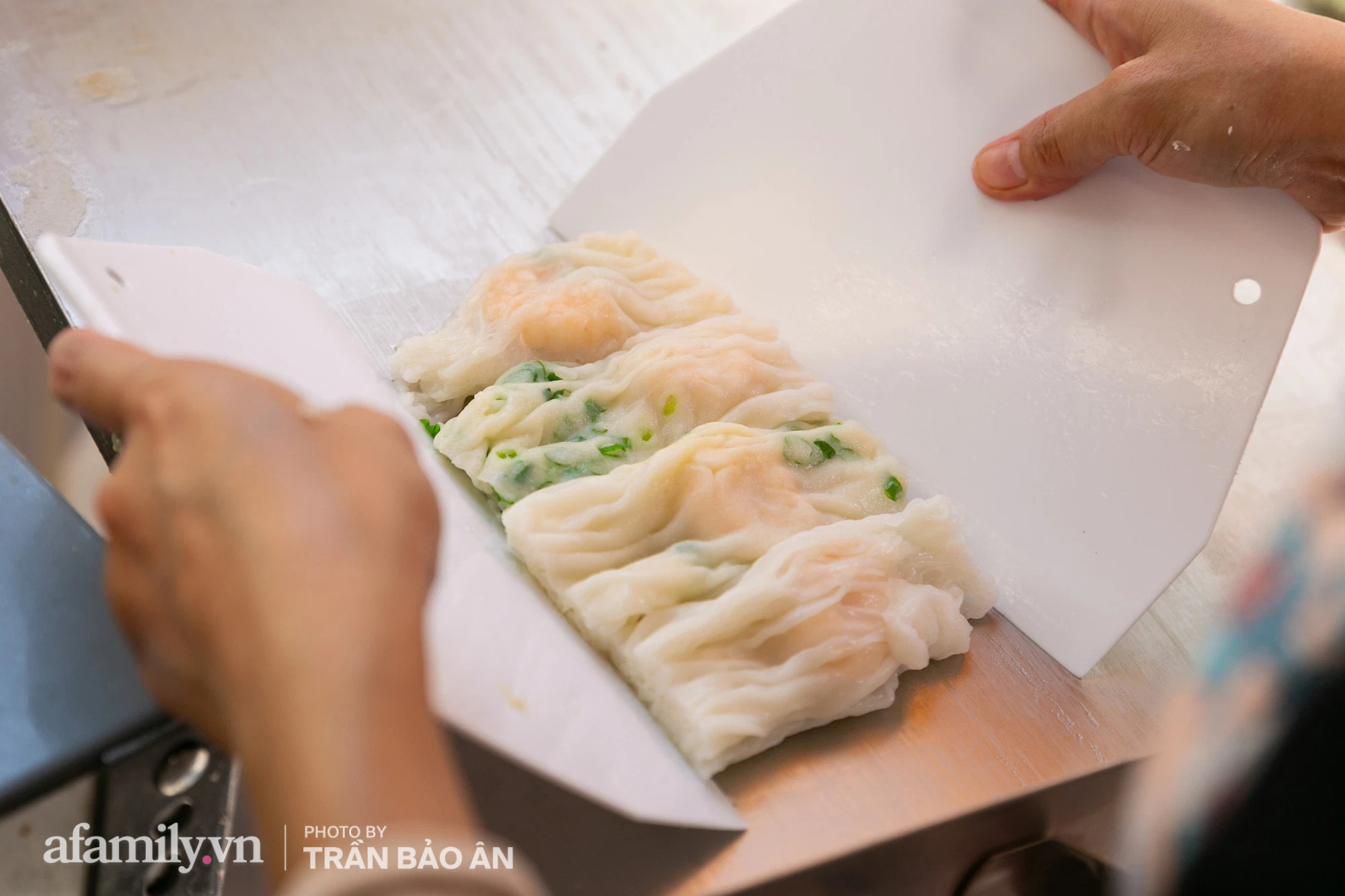Người Sài Gòn thích thú xếp hàng từ 6 giờ sáng ăn bánh cuốn Quảng Đông, chủ quán nói bí quyết làm hơn chục loại nhân khách ăn không ngán  - Ảnh 3.