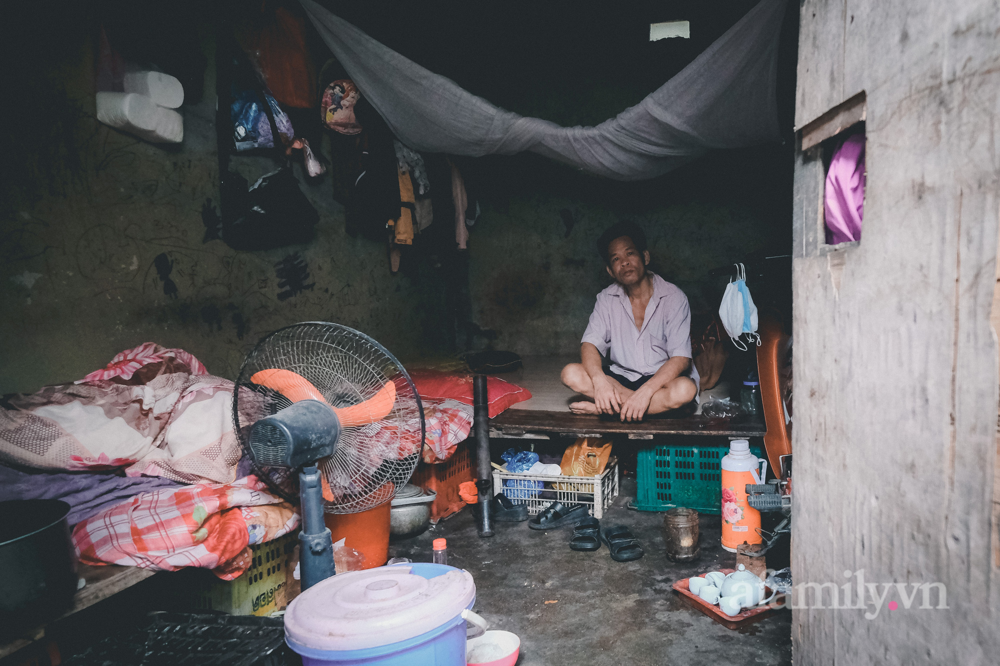 Giữa lúc cái gì cũng tăng giá, những phận đời ở khu ổ chuột Hà Nội chật vật lo từng bữa ăn - Ảnh 3.