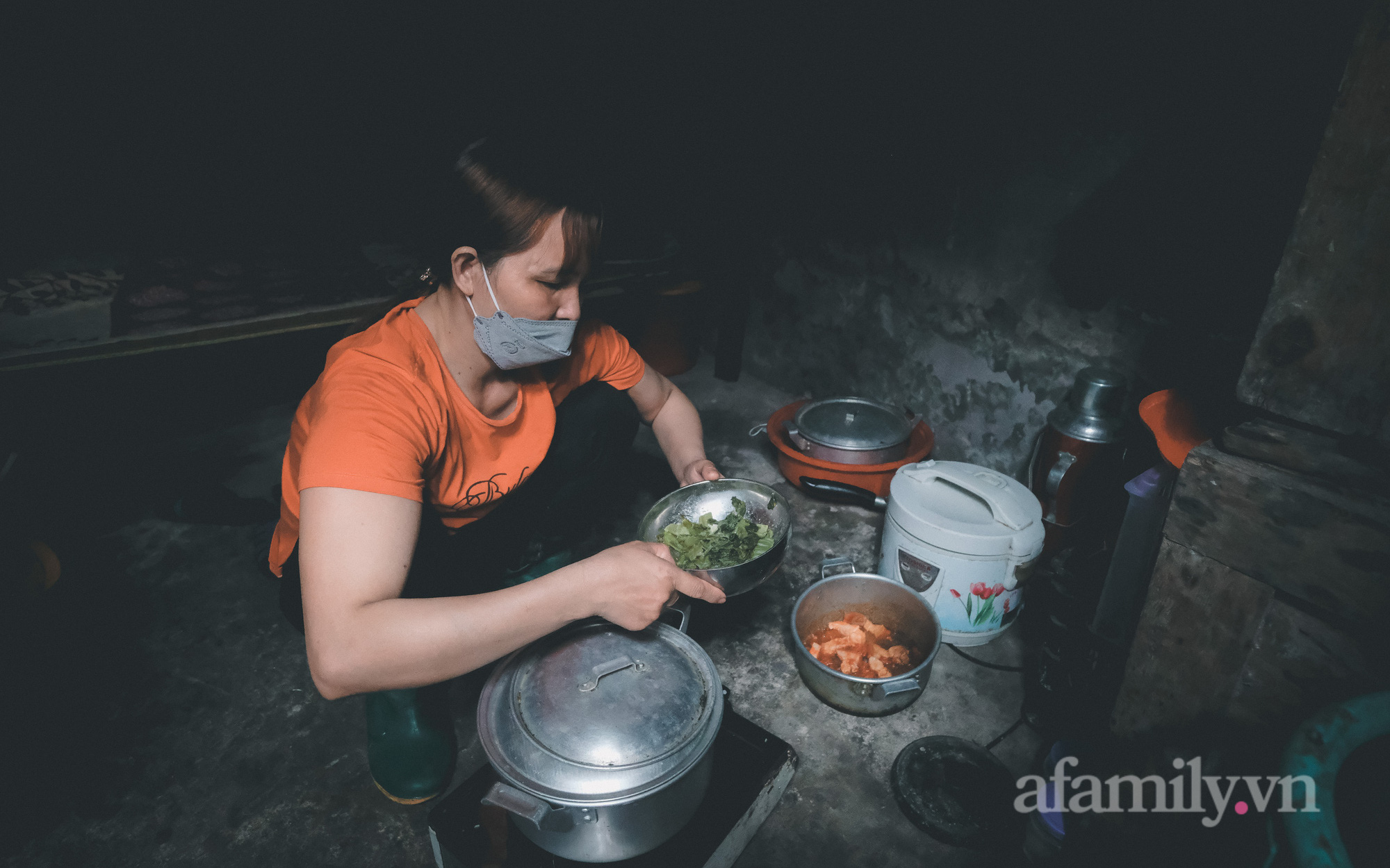 Giữa lúc cái gì cũng tăng giá, những phận đời ở khu ổ chuột Hà Nội chật vật lo từng bữa ăn