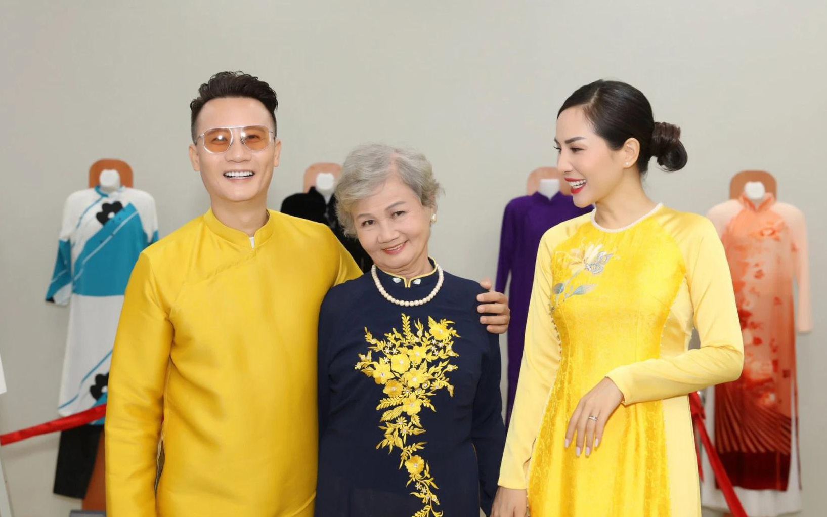 Gia đình nghệ sĩ Hoàng Bách trở thành Đại sứ Lễ hội Áo dài Hồ Chí Minh năm 2022