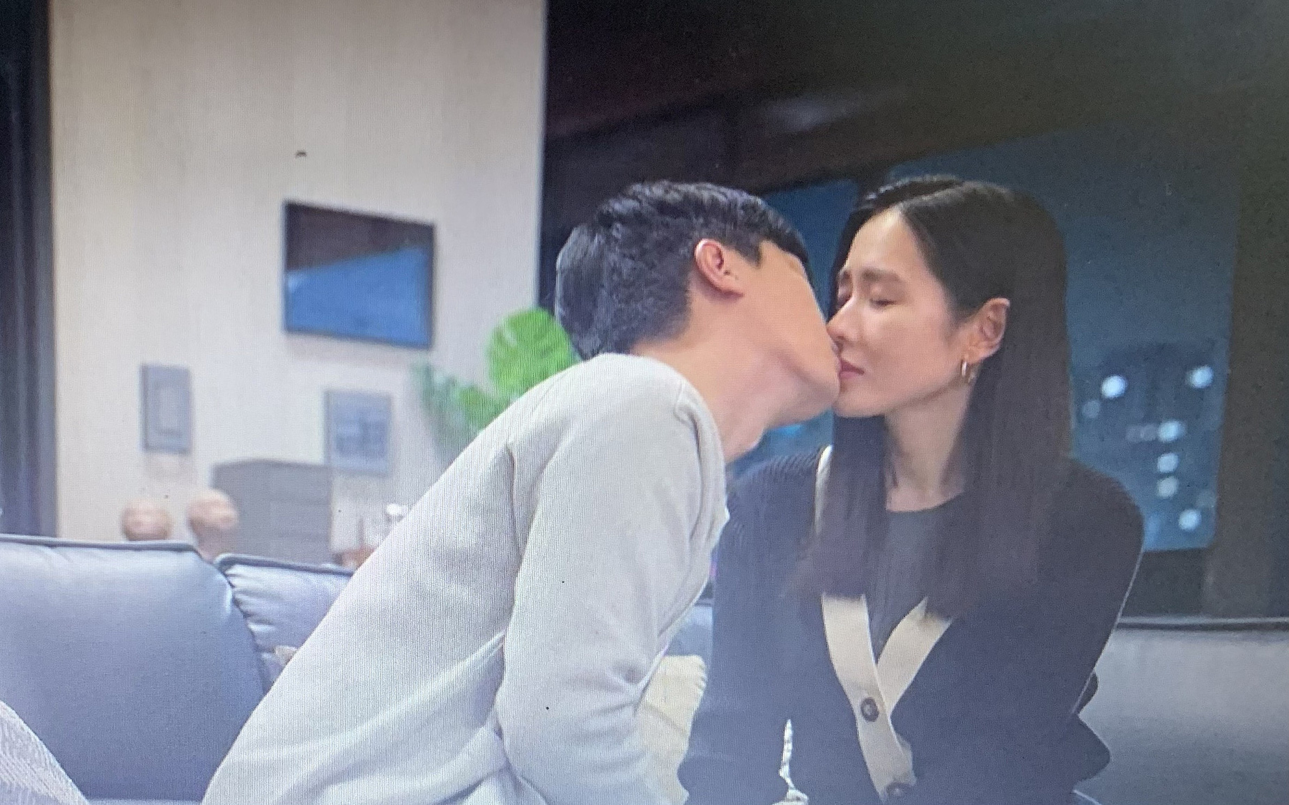 Tuổi 39 tập 5: Son Ye Jin hôn bác sĩ, nhưng lại sốc nặng khi gặp bố nam chính