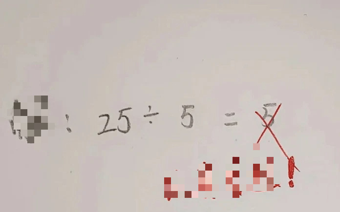 Lại một bài Toán tiểu học gây tranh cãi: 25 : 5 = 5 bị giáo viên GẠCH SAI, bố nghĩ toát mồ hôi không ra lý do, nghe giải thích mới chết lặng