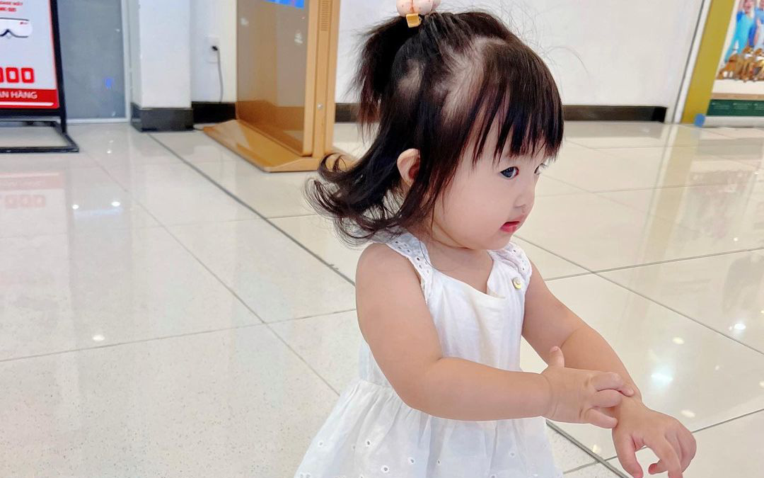 Diện váy xinh như công chúa nhỏ để đi chơi nhưng Winnie nhà Đông Nhi lại khiến netizen phì cười vì biểu cảm hài hước