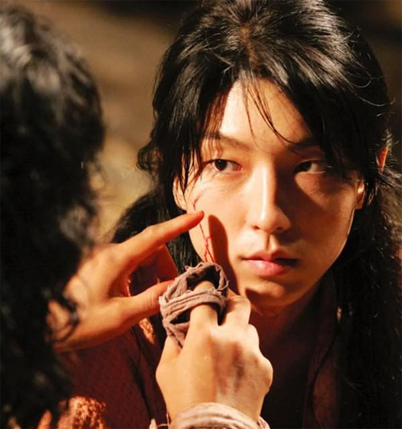 Dàn nam thần 'nhan sắc mãi đỉnh' trên màn ảnh xứ Hàn: Lee Min Ho ngày càng 'sang - xịn - mịn' sau hơn 1 thập kỷ, tạo hình cổ trang của Song Joong Ki trông ra sao? - Ảnh 31.