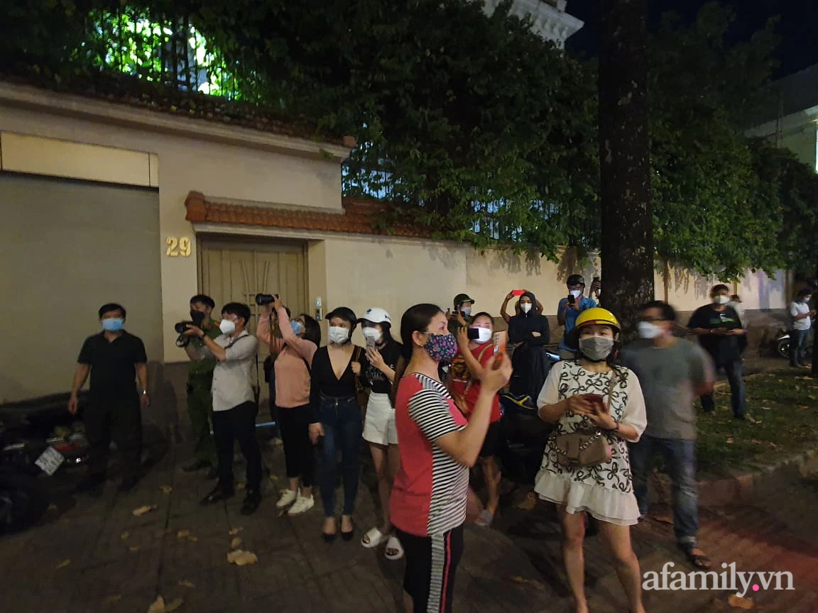 NGAY LÚC NÀY: Rất đông người dân và Youtuber có mặt tại biệt thự nhà bà Nguyễn Phương Hằng - Ảnh 3.