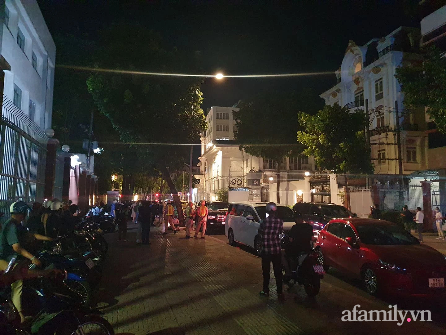 Rất đông người dân và Youtuber có mặt tại nhà riêng bà Nguyễn Phương Hằng sau thông tin bị bắt  - Ảnh 3.