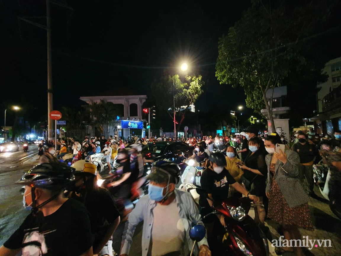 NGAY LÚC NÀY: Hàng trăm người nườm nượp kéo đến quanh biệt thự nhà bà Nguyễn Phương Hằng, cảnh sát lập rào chặn phố Nguyễn Thông - Ảnh 2.