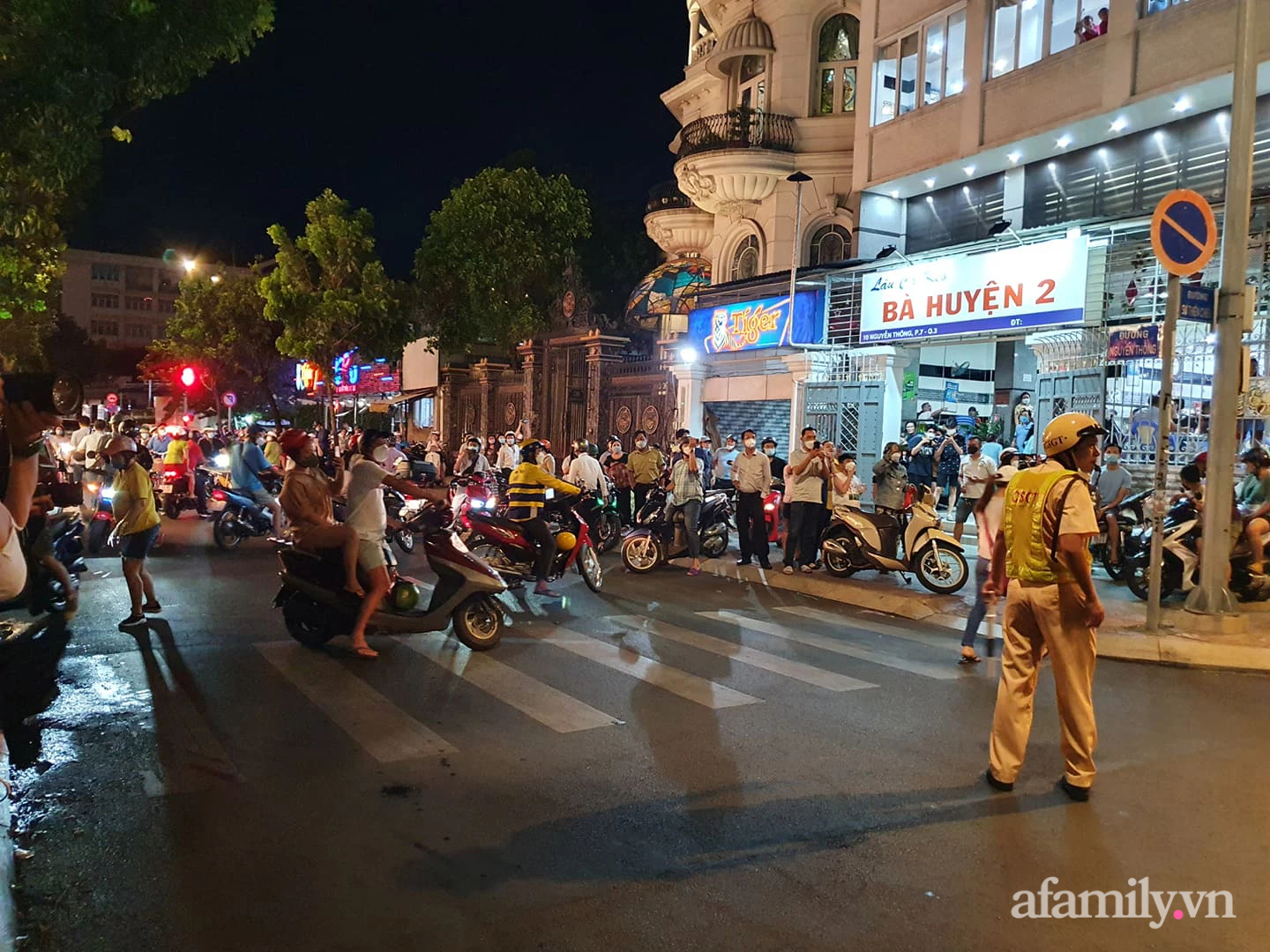 NGAY LÚC NÀY: Rất đông người dân và Youtuber có mặt tại biệt thự nhà bà Nguyễn Phương Hằng - Ảnh 14.
