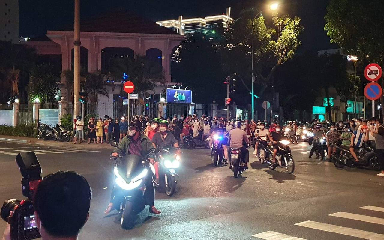 Hàng trăm người nườm nượp kéo đến quanh biệt thự nhà bà Nguyễn Phương Hằng dù đã nửa đêm, cảnh sát lập rào chặn phố Nguyễn Thông