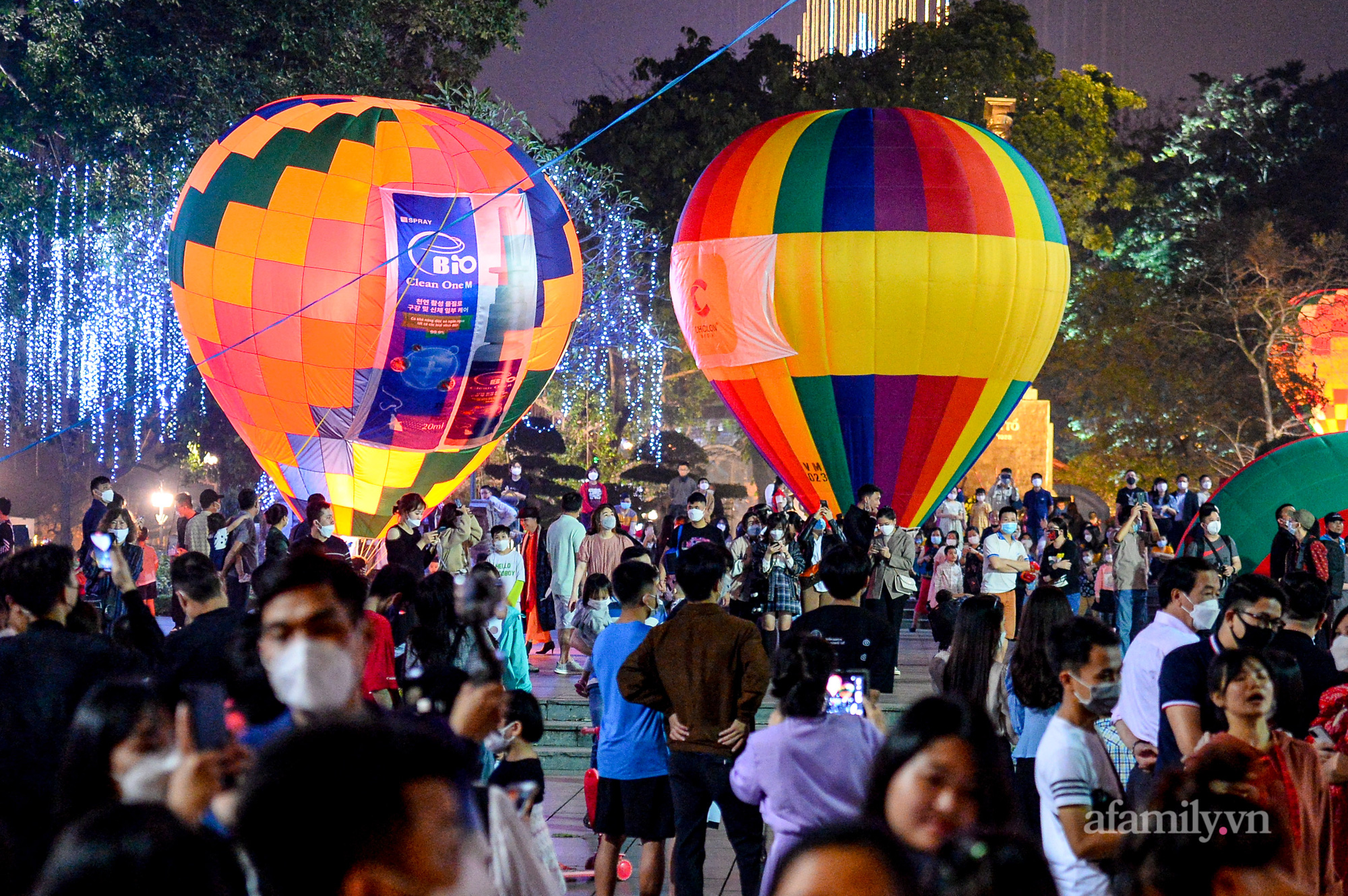 Hàng nghìn người đổ lên phố đi bộ ngày cuối tuần, nhiều người không ngờ được chiêm ngưỡng khinh khí cầu ngoài đời - Ảnh 4.