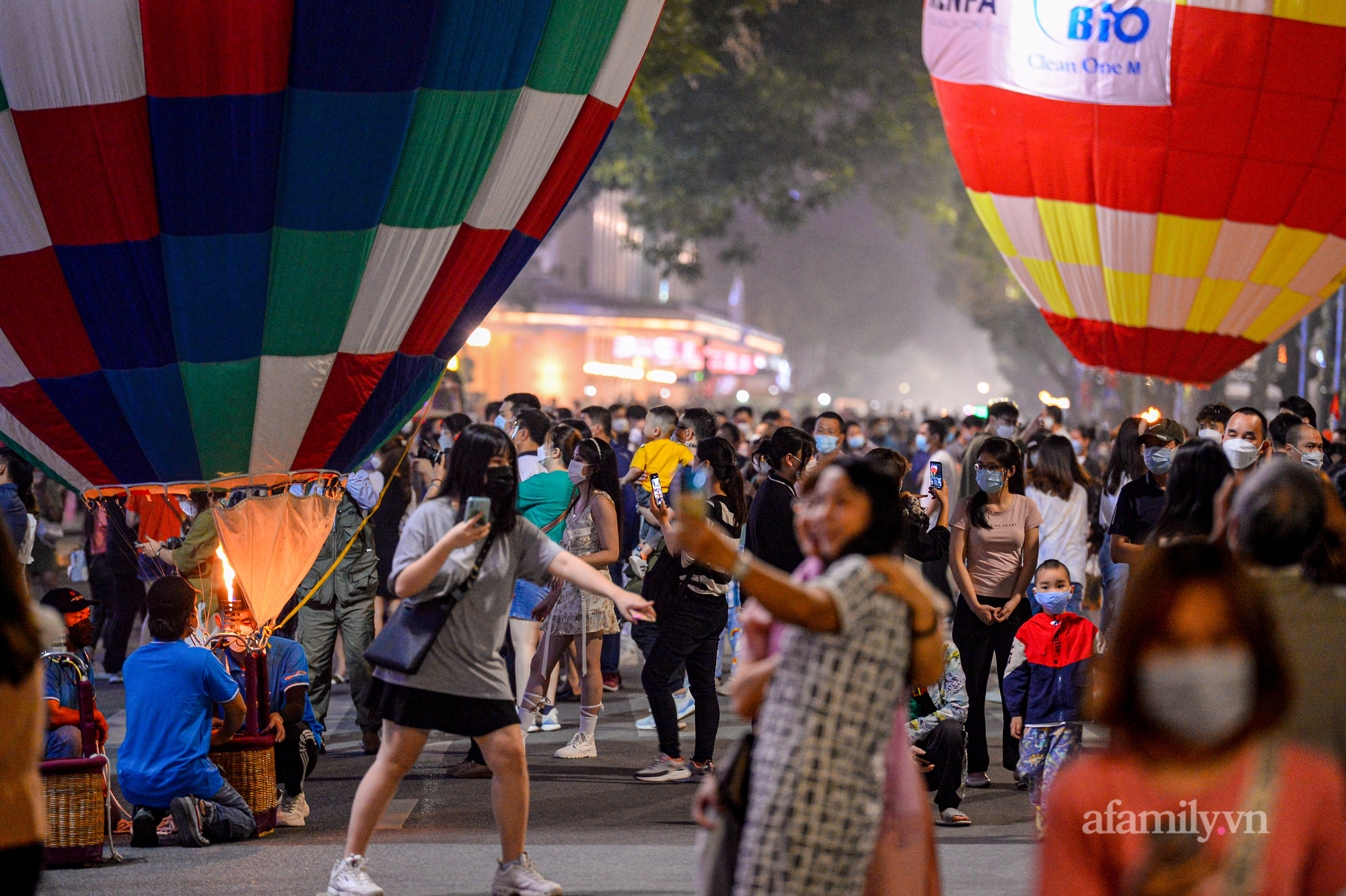 Hàng nghìn người đổ lên phố đi bộ ngày cuối tuần, nhiều người không ngờ được chiêm ngưỡng khinh khí cầu ngoài đời - Ảnh 7.