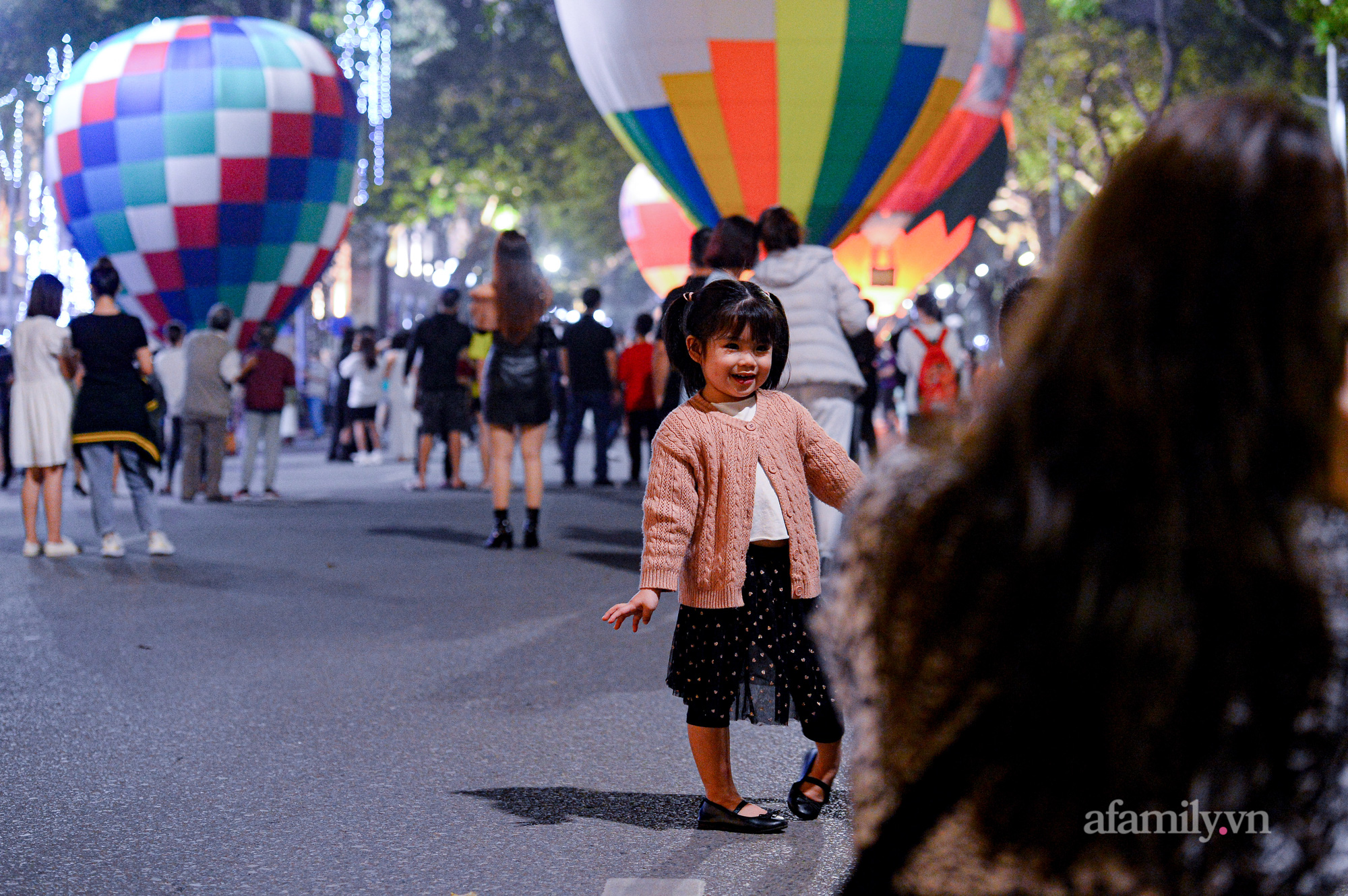 Hàng nghìn người đổ lên phố đi bộ ngày cuối tuần, nhiều người không ngờ được chiêm ngưỡng khinh khí cầu ngoài đời - Ảnh 8.