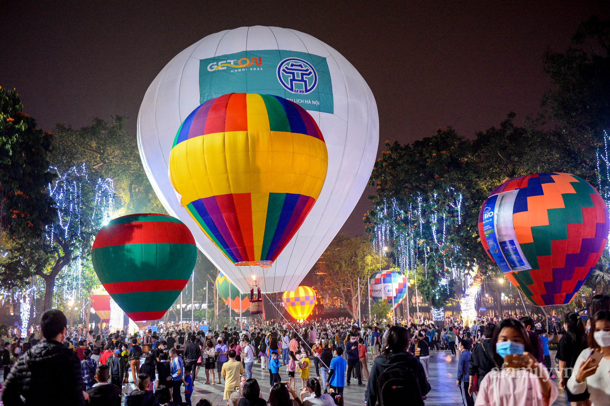 Hàng nghìn người đổ lên phố đi bộ ngày cuối tuần, nhiều người không ngờ được chiêm ngưỡng khinh khí cầu ngoài đời - Ảnh 11.