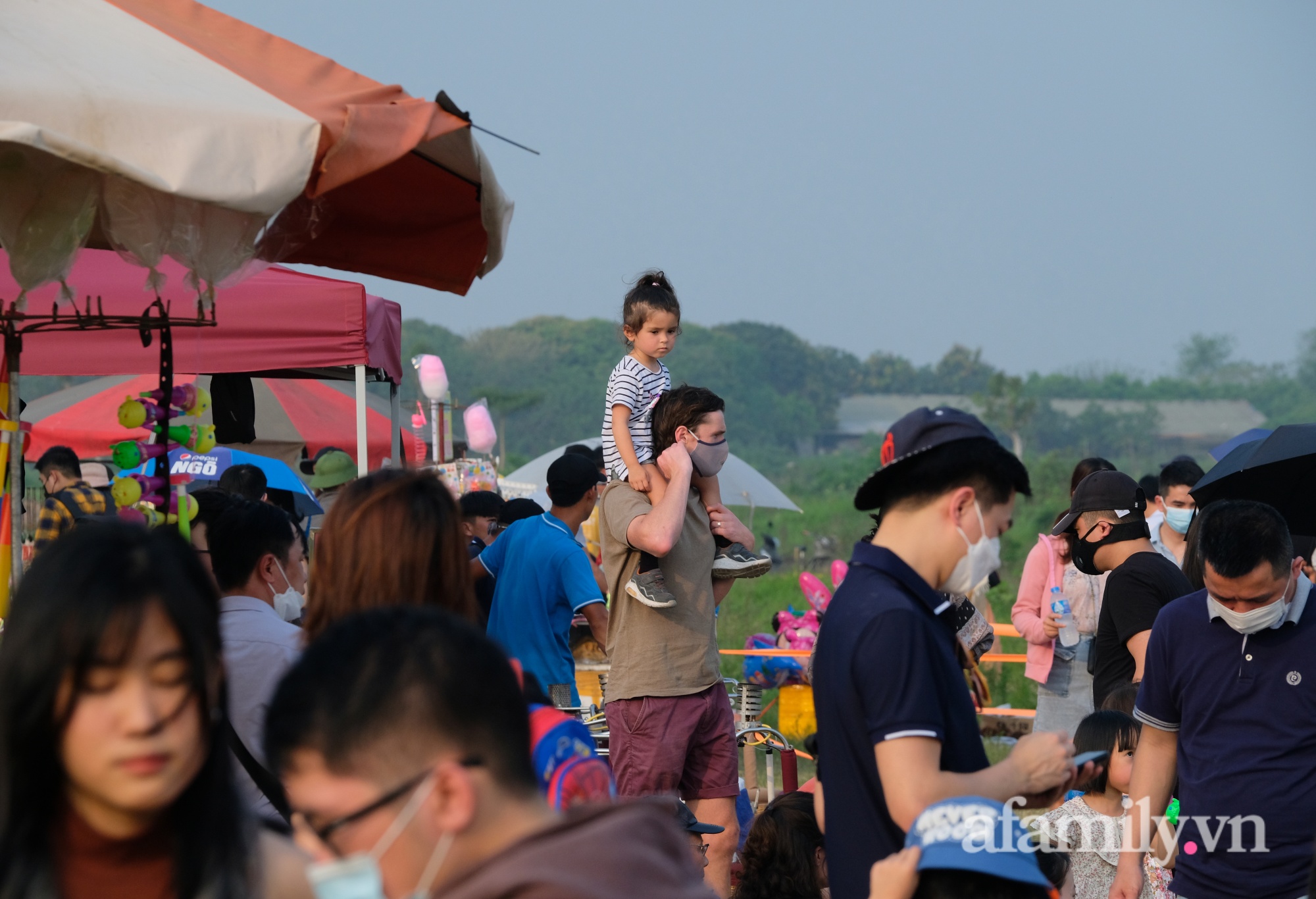 Bãi sông Hồng thất thủ khi hàng trăm người đội nắng tham gia lễ hội khinh khí cầu, trẻ con mệt nhoài theo chân cha mẹ - Ảnh 11.