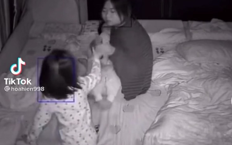 Em bé làm hành động này khi mẹ dỗ em nhỏ ngủ, khi xem lại camera bà mẹ bật khóc nức nở vì quá thương con