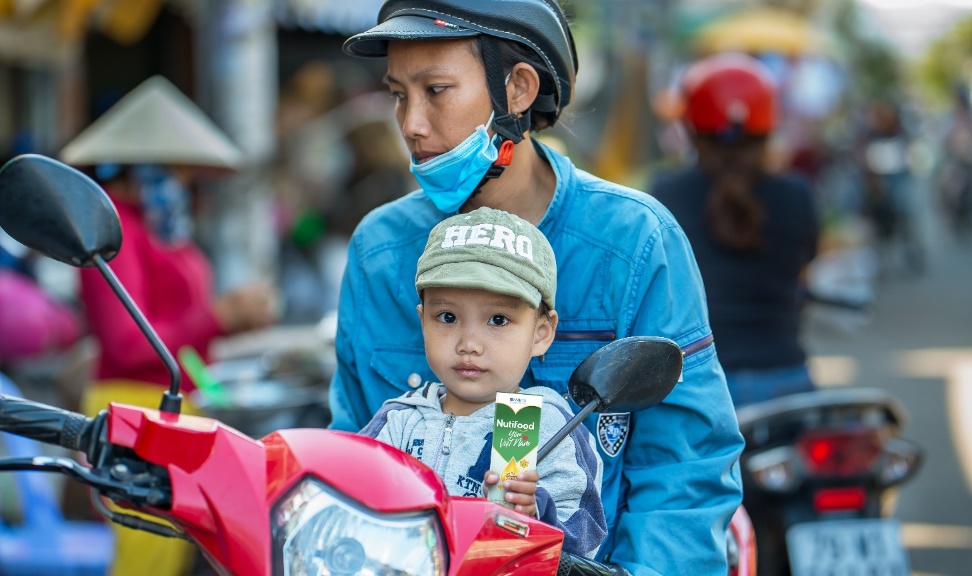 “Nutifood Yêu Việt Nam” tiếp sức dinh dưỡng cho những hoàn cảnh khó khăn trong giai đoạn “bão giá” - Ảnh 1.