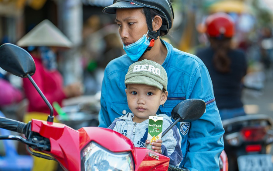 “Nutifood Yêu Việt Nam” tiếp sức dinh dưỡng cho những hoàn cảnh khó khăn trong giai đoạn “bão giá”