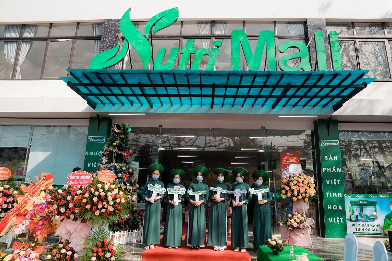 Doanh nhân Phạm Quang Trường - Nguyễn Thị Diễm Hằng mang Tết ấm đến cho hơn 4.000 trẻ em nghèo vùng cao - Ảnh 1.