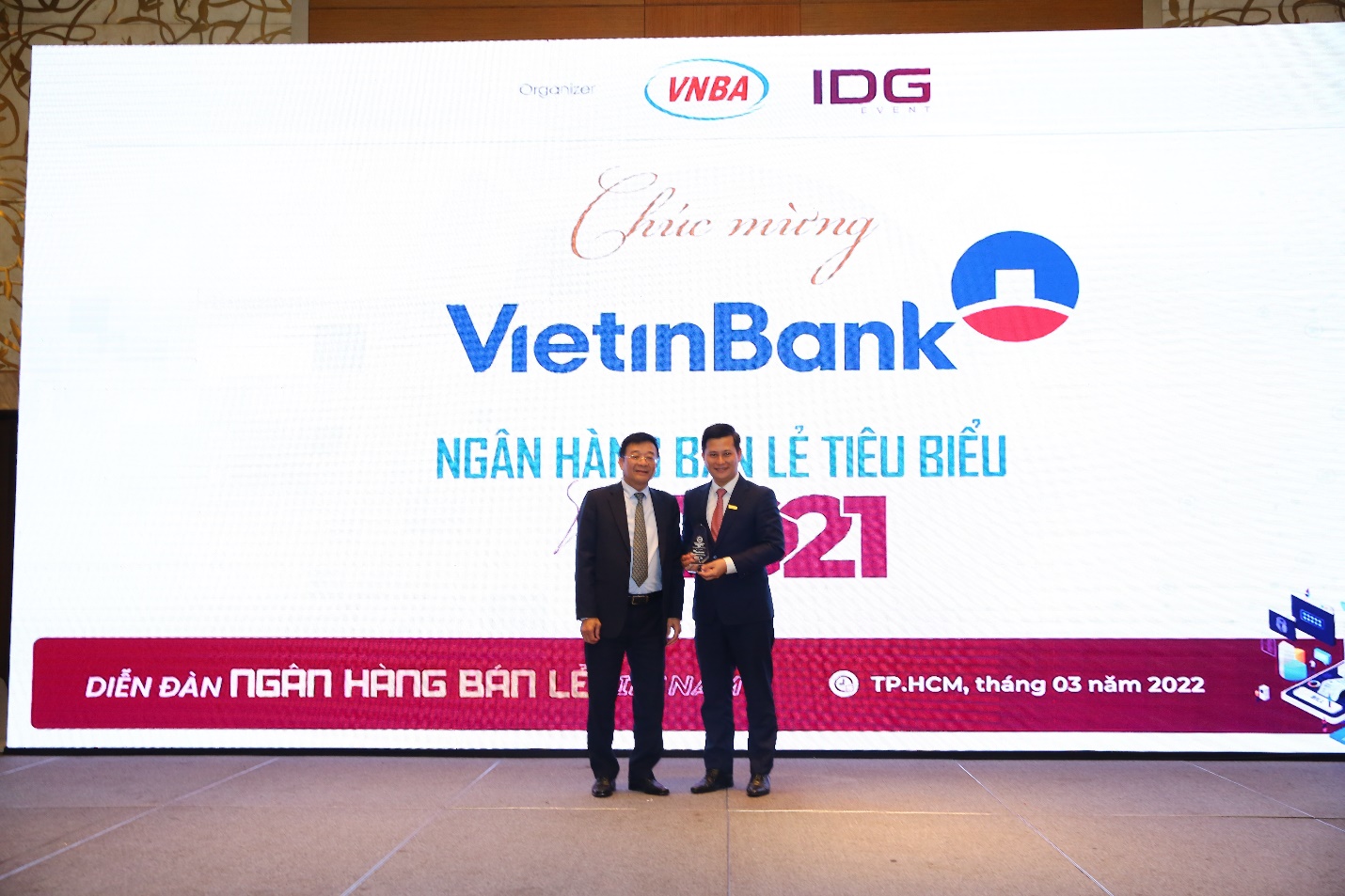 VietinBank xuất sắc nhận cú đúp giải thưởng tại diễn đàn ngân hàng bán lẻ - Ảnh 1.