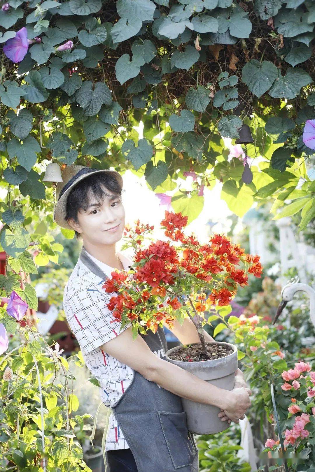 Khu vườn hoa trên tầng 32 của chàng trai trẻ khiến các chị em phải xuýt xoa bởi tài chăm bón quá đỉnh - Ảnh 16.