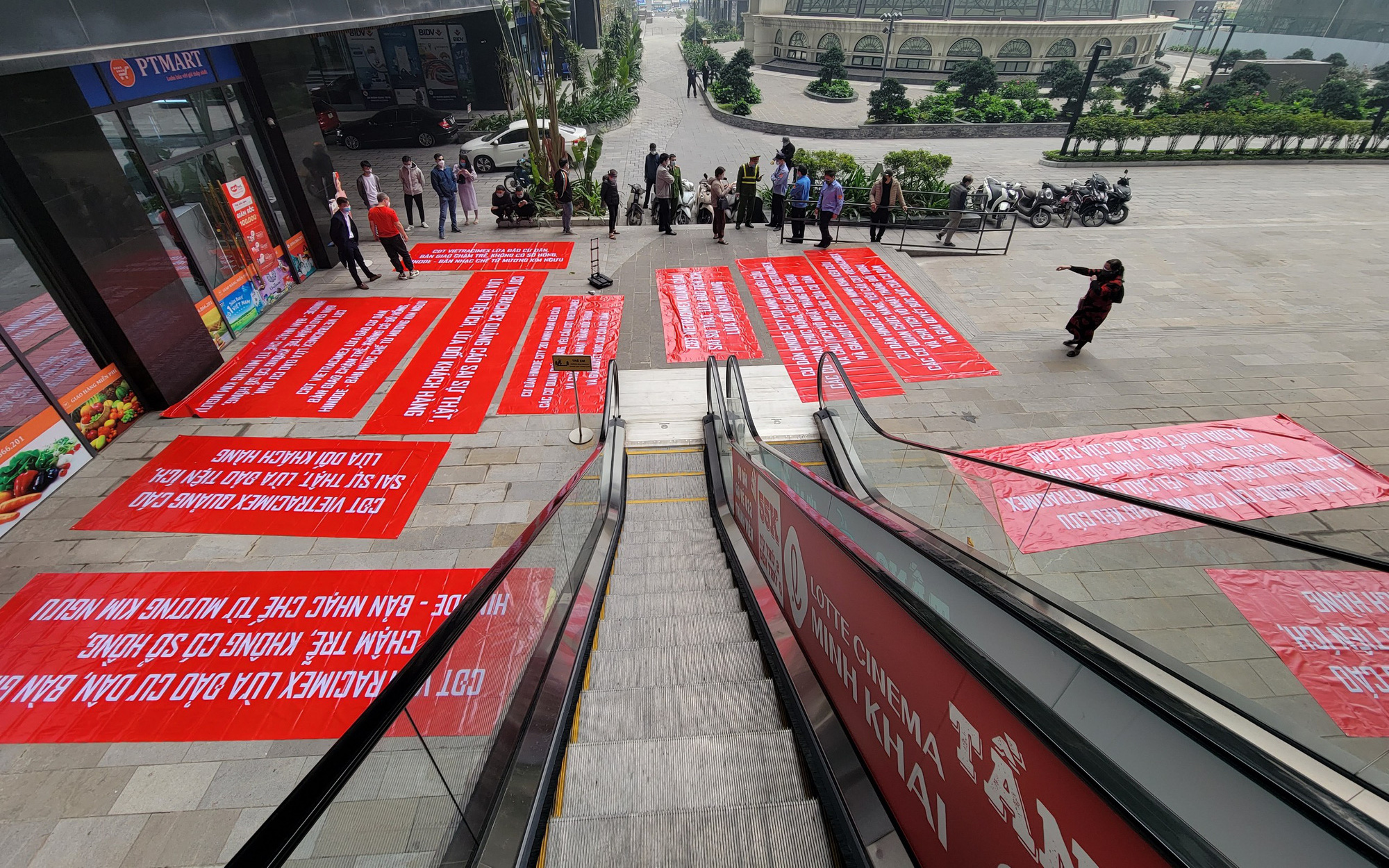 Hà Nội: Cư dân chung cư Hinode Minh Khai căng băng rôn phản đối chủ đầu tư quảng cáo sai sự thật, chậm trễ làm thủ tục cấp sổ hồng