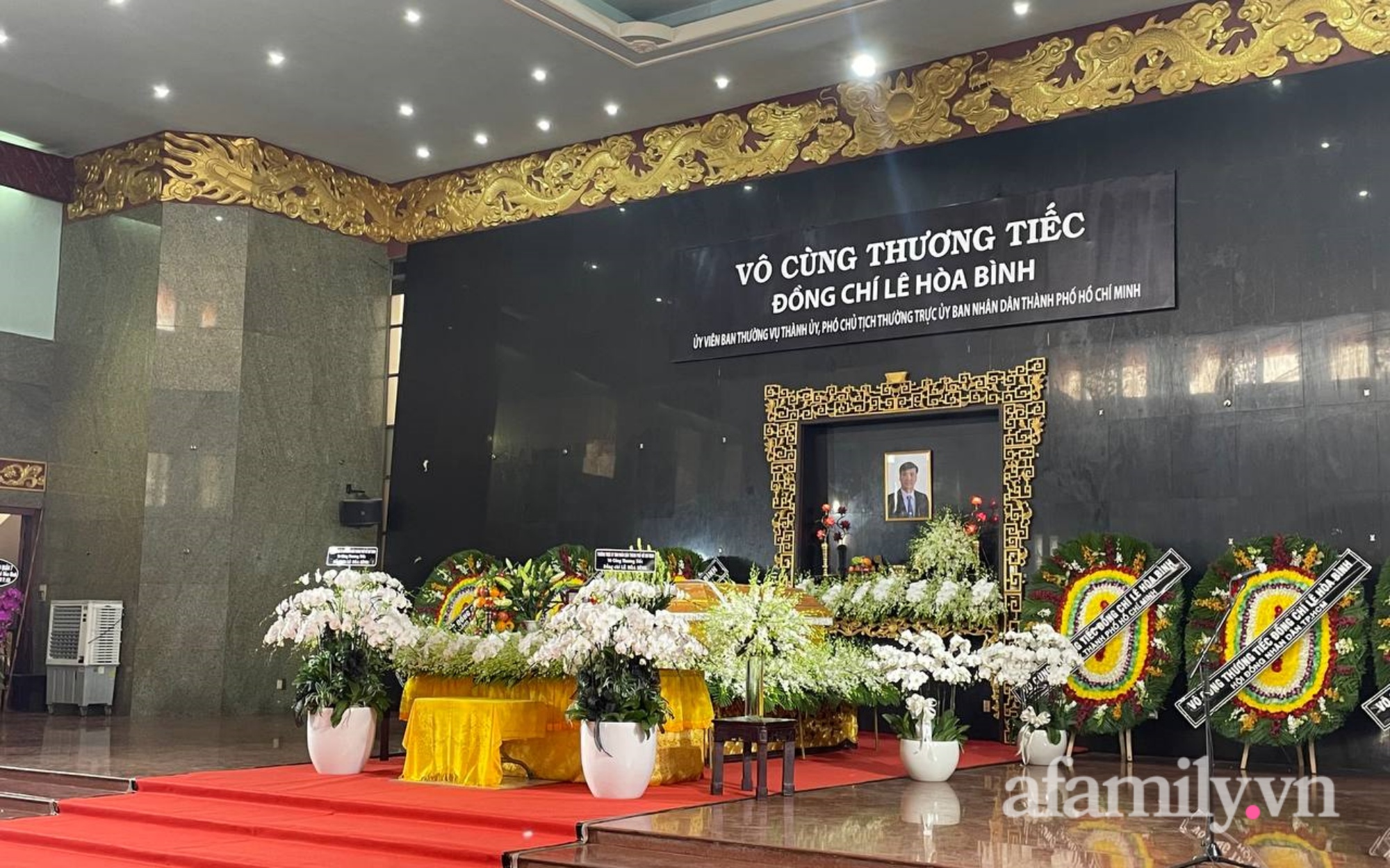 Tang lễ của Phó Chủ tịch UBND TP.HCM Lê Hòa Bình: Người nhà thất thần trước mất mát quá lớn - Ảnh 7.