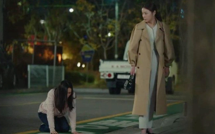 Tuổi 39 tập 6: Kiêu hãnh là thế, Son Ye Jin lại quỳ gối thảm hại van xin bà cả đừng đánh ghen, cảnh phim khiến ai nấy bật khóc