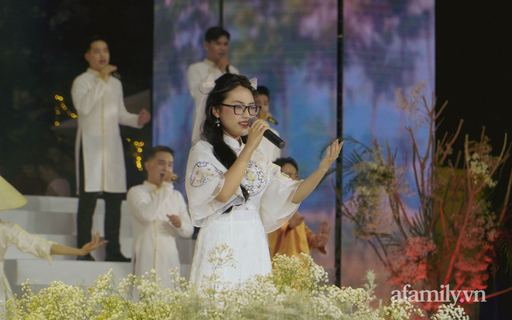 Hoa hậu H’Hen Niê, Á hậu Kim Duyên, Phương Mỹ Chi tỏa sáng trong đêm khai mạc lễ hội áo dài TP.HCM 2022 - Ảnh 5.