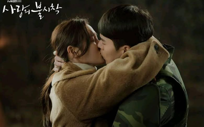 Nhìn lại nụ hôn "ba phần tình tứ bảy phần hài hước" của Hyun Bin và Son Ye Jin trong Hạ cánh nơi anh