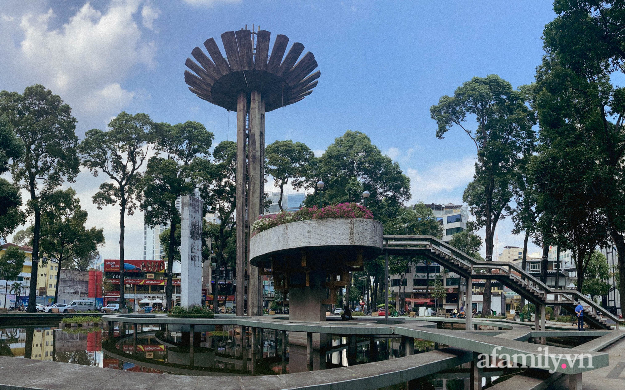 Ngắm chợ Bến Thành, hồ Con Rùa – biểu tượng trăm tuổi của Sài Gòn trước khi 
