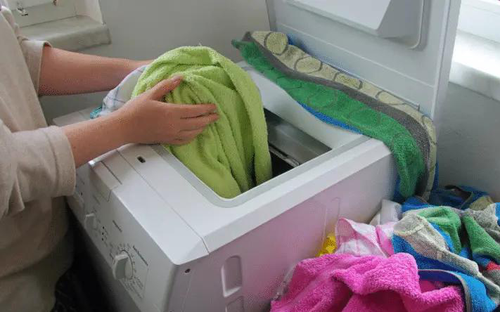Sau khi giặt nên mở hay đóng nắp máy giặt, nghe xong đáp án bạn sẽ phải giật mình vì đã không biết sớm hơn 