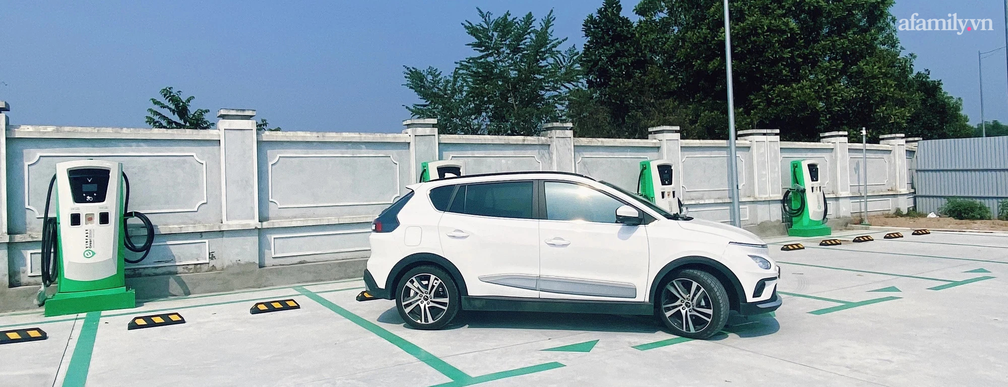 9X sớm sở hữu ô tô điện tại Hà Nội: Xe đẹp và hợp với các chị em, chỉ lo tìm chỗ sạc điện chứ chẳng quan tâm xăng tăng giá - Ảnh 1.