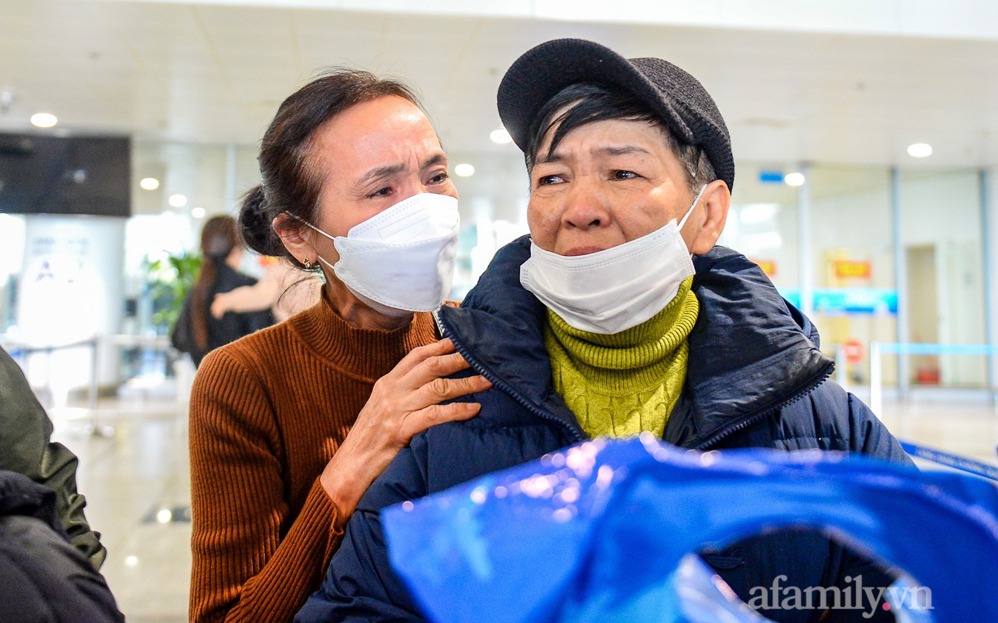 Đồng bào về từ Ukraine khóc nức nở khi vừa đặt chân xuống Sân bay Nội Bài