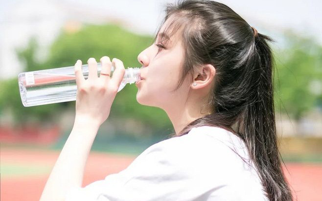Là phụ nữ ai cũng muốn uống nhiều nước để da căng mọng không tuổi nhưng 10 kiểu uống nước sai cực sai này sẽ "hại chết" bạn