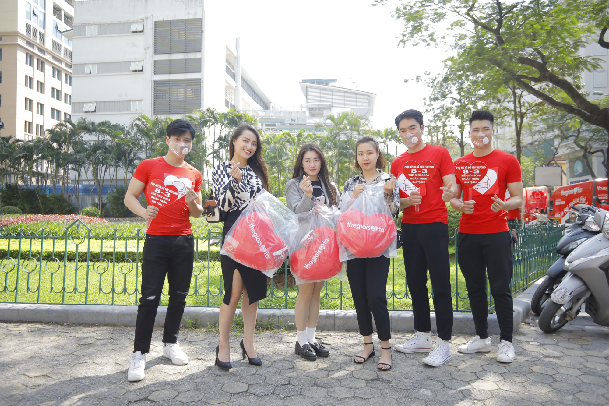Dàn “soái ca” với chiến dịch tặng quà làm phái đẹp khắp Hà Nội ấm lòng - Ảnh 1.