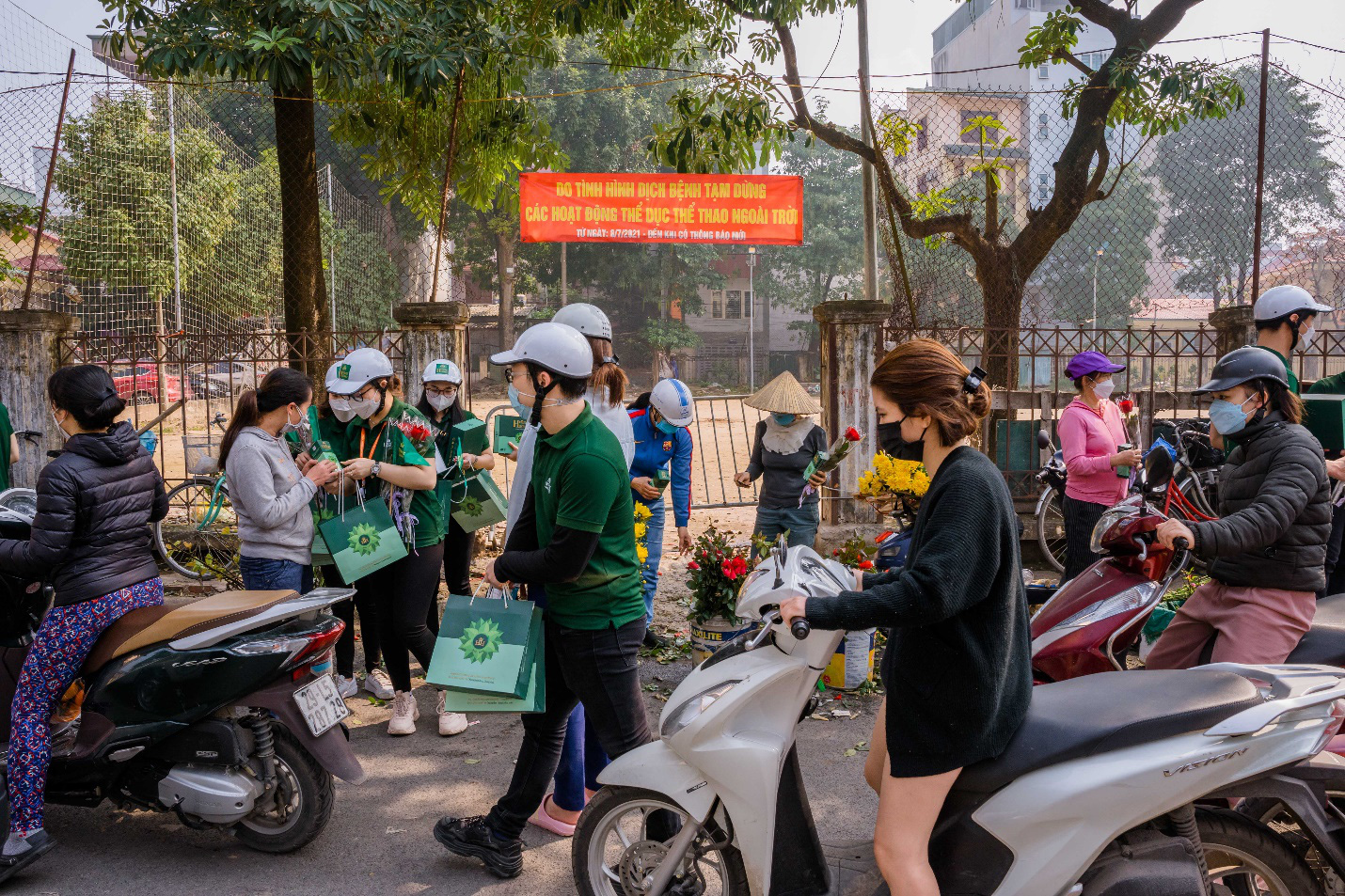 Những “nhân vật quyền lực” được Dược phẩm Hoàng Hường gửi tặng hàng nghìn bông hoa trong ngày Quốc tế Phụ Nữ là ai? - Ảnh 1.