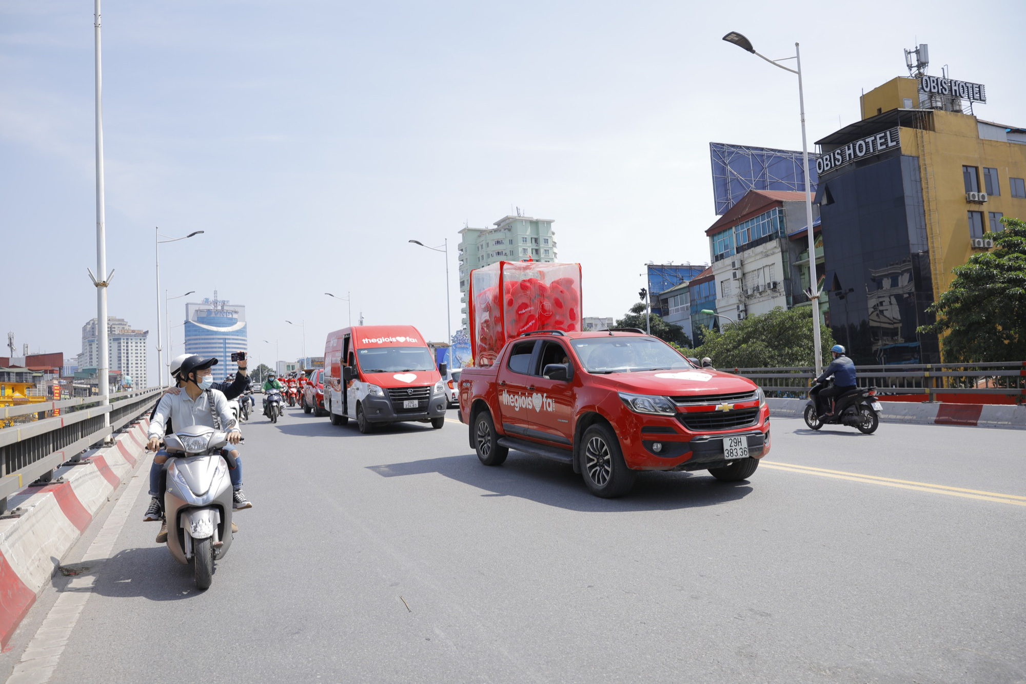 Dàn “soái ca” với chiến dịch tặng quà làm phái đẹp khắp Hà Nội ấm lòng - Ảnh 3.