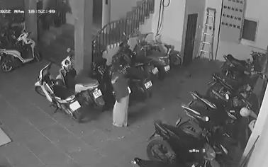 Xuất hiện clip nữ nghi phạm đốt xe máy, phóng hỏa nhà trọ làm 6 người thương vong ở Hà Nội