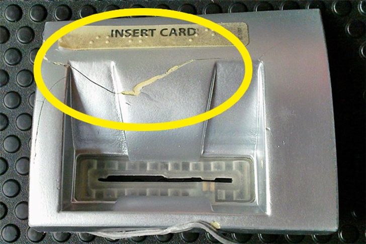 Cách khôn ngoan giúp bạn phát hiện cây ATM bị gài thiết bị đọc trộm thẻ rút tiền - Ảnh 5.