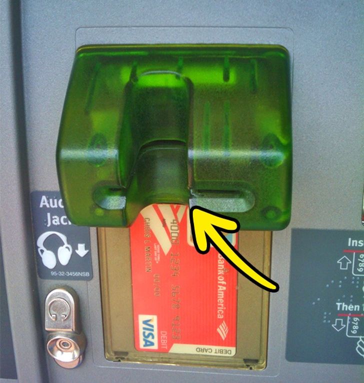 Cách khôn ngoan giúp bạn phát hiện cây ATM bị gài thiết bị đọc trộm thẻ rút tiền - Ảnh 2.