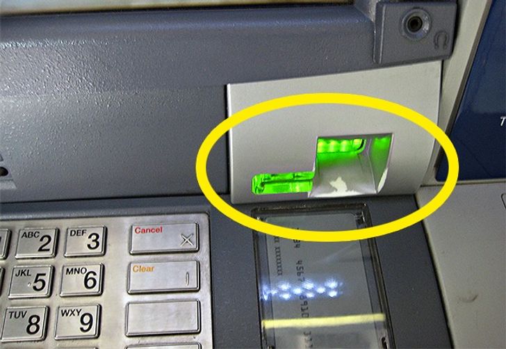 Cách khôn ngoan giúp bạn phát hiện cây ATM bị gài thiết bị đọc trộm thẻ rút tiền - Ảnh 8.