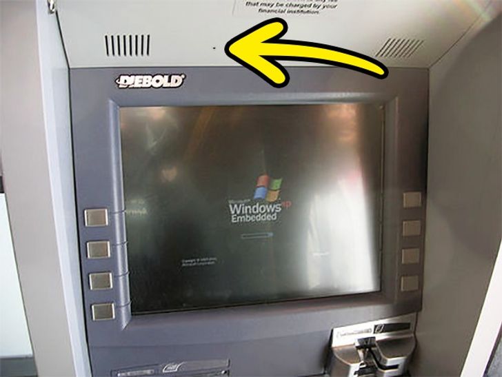 Cách khôn ngoan giúp bạn phát hiện cây ATM bị gài thiết bị đọc trộm thẻ rút tiền - Ảnh 3.