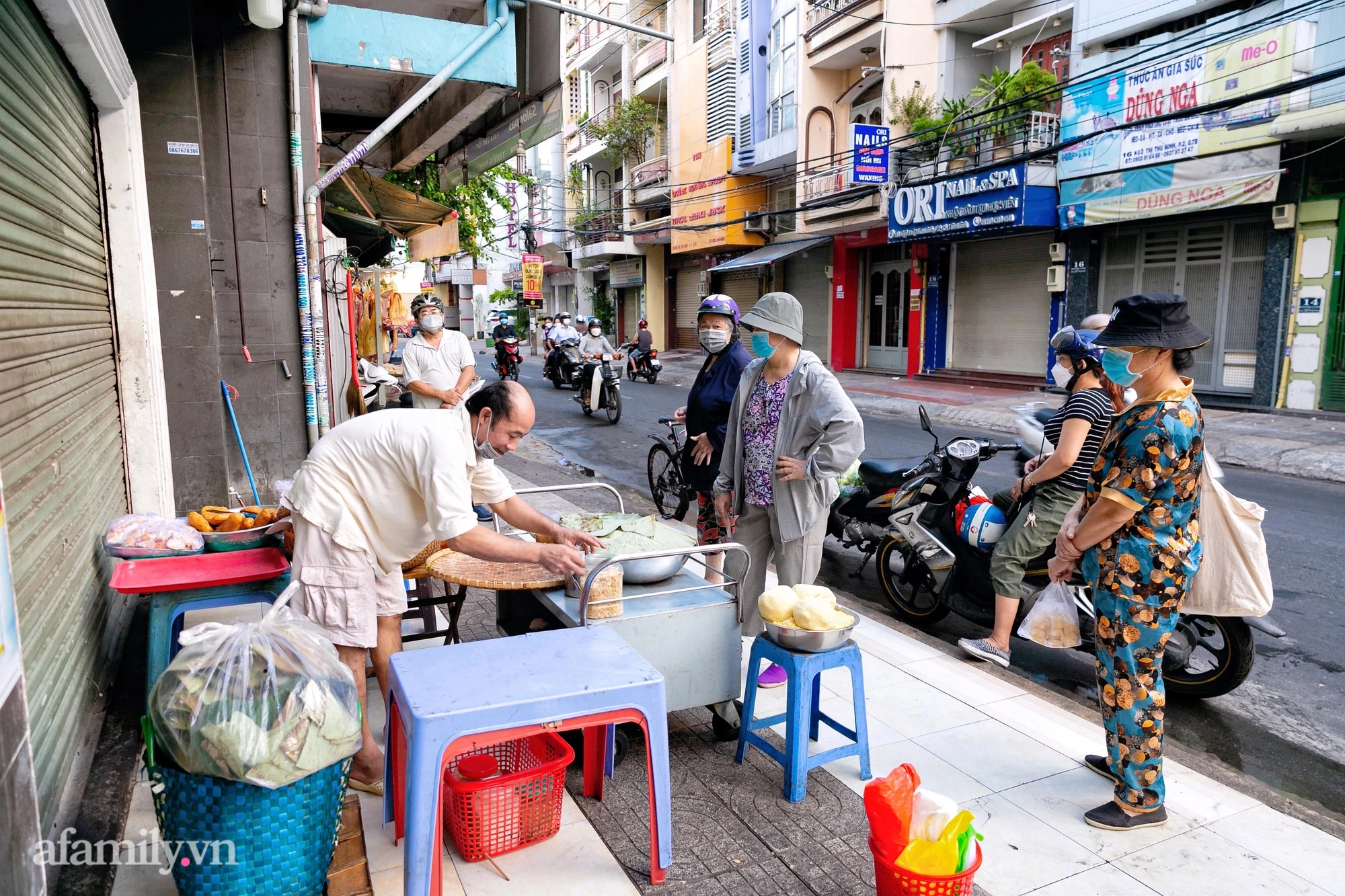 Hàng xôi bọc lá sen tươi đậm chất Bắc giữa lòng Sài Gòn, chỉ bán 2 tiếng mỗi ngày vì quá đông, khiến "cậu cả" bỏ đại học để nối nghiệp gia đình - Ảnh 2.
