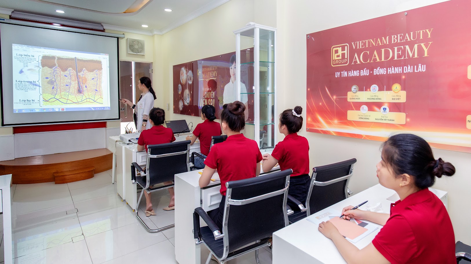 Tham khảo 4 tiêu chí giúp bạn chọn được nơi đào tạo thẩm mỹ uy tín, chuẩn quốc tế - Ảnh 1.